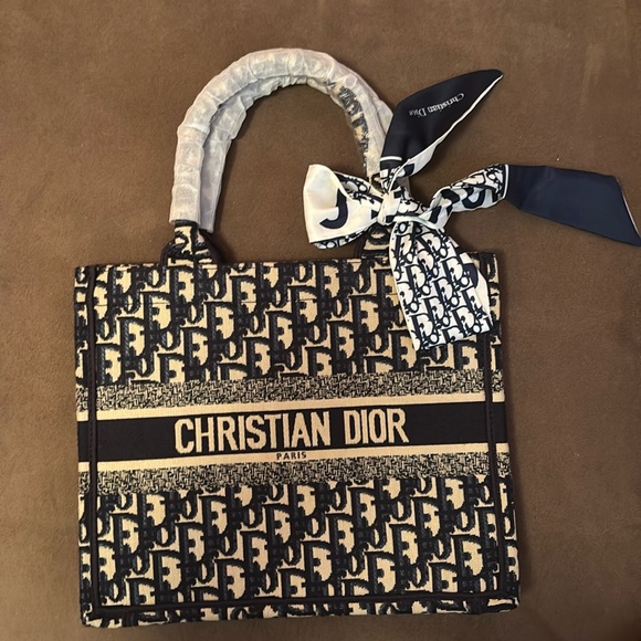 Small tote - Picture 1 of 3